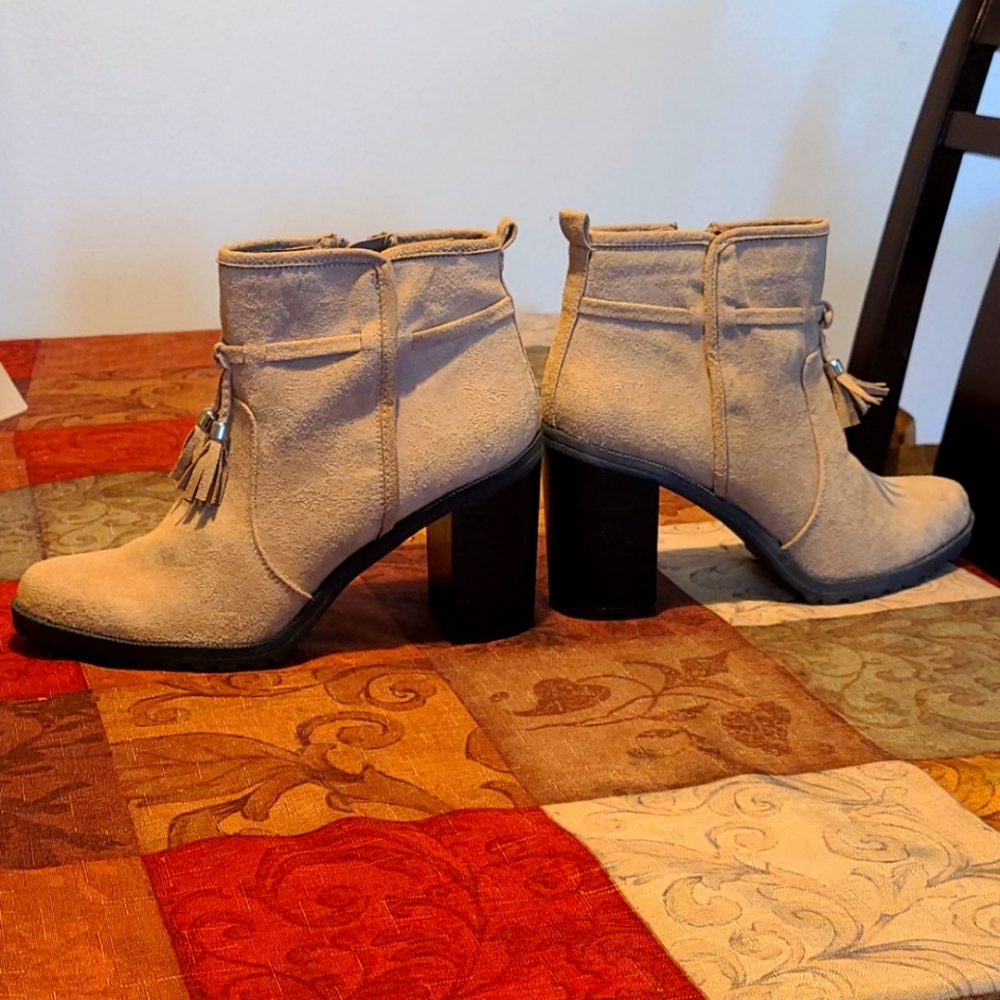 Jaclyn Smith booties size 10 new without box